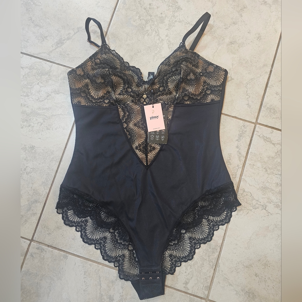 Sculpting Lace Shapewear Bodysuit